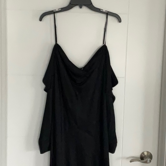 GORGEOUS BLACK EVENING GOWN - Picture 4 of 9